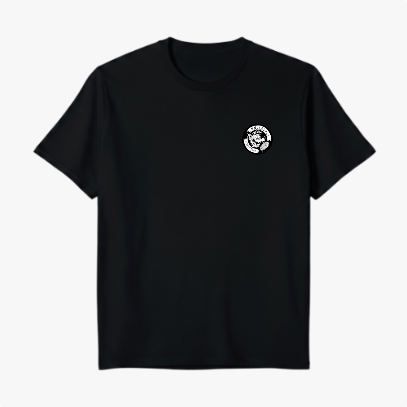 Camiseta com estampa frontal de rosto de cachorro em círculo, escrito "Underdogs Street Food" e estampa traseira de cachorro comendo lanche sob o título "Underdogs".
