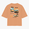 Camiseta com estampa traseira de montagem gráfica com carros esportivos sobre fundo de nuvens, texto estilizado "the art", e elementos geométricos decorativos.