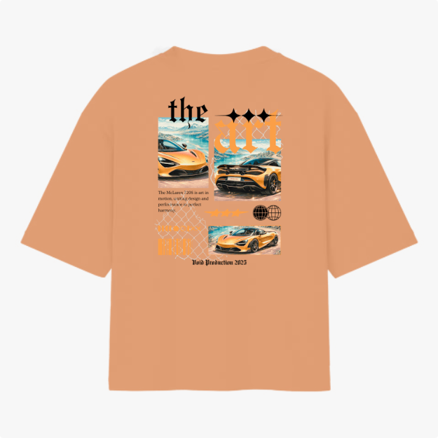 Camiseta com estampa traseira de montagem gráfica com carros esportivos sobre fundo de nuvens, texto estilizado "the art", e elementos geométricos decorativos.