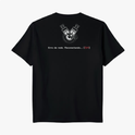 Camiseta com estampa traseira de dois cabos desconectados e uma engrenagem, acompanhados da inscrição "Erro de rede. Reconectando... [3/4]".