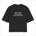 Camiseta com estampa frontal de texto em fonte simples, onde se lê "NÃO POSSO CONVERSAR COM MULHERES", ocupando o centro do produto.