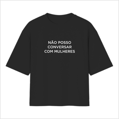 Camiseta com estampa frontal de texto em fonte simples, onde se lê "NÃO POSSO CONVERSAR COM MULHERES", ocupando o centro do produto.