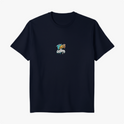 Camiseta com estampa frontal de texto estilizado colorido, destacando palavras em um layout dinâmico e envolvente, trazendo um visual moderno.