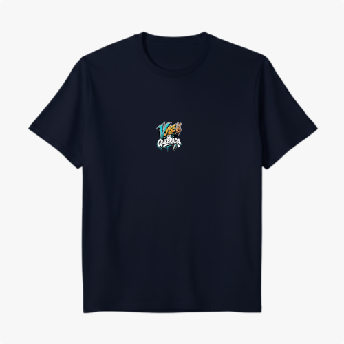 Camiseta com estampa frontal de texto estilizado colorido, destacando palavras em um layout dinâmico e envolvente, trazendo um visual moderno.