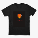 Camiseta com estampa frontal de um sol laranja se pondo no horizonte com nuvens, refletido na água, acompanhada pela frase "Ele tá tipo 'perdeu' e pensa o quê?".