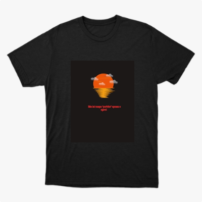 Camiseta com estampa frontal de um sol laranja se pondo no horizonte com nuvens, refletido na água, acompanhada pela frase "Ele tá tipo 'perdeu' e pensa o quê?".