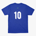 Camiseta com estampa frontal de escudo com taça de futebol e palavra "Brasil" e estampa traseira de número "10" em destaque abaixo de símbolo geométrico.