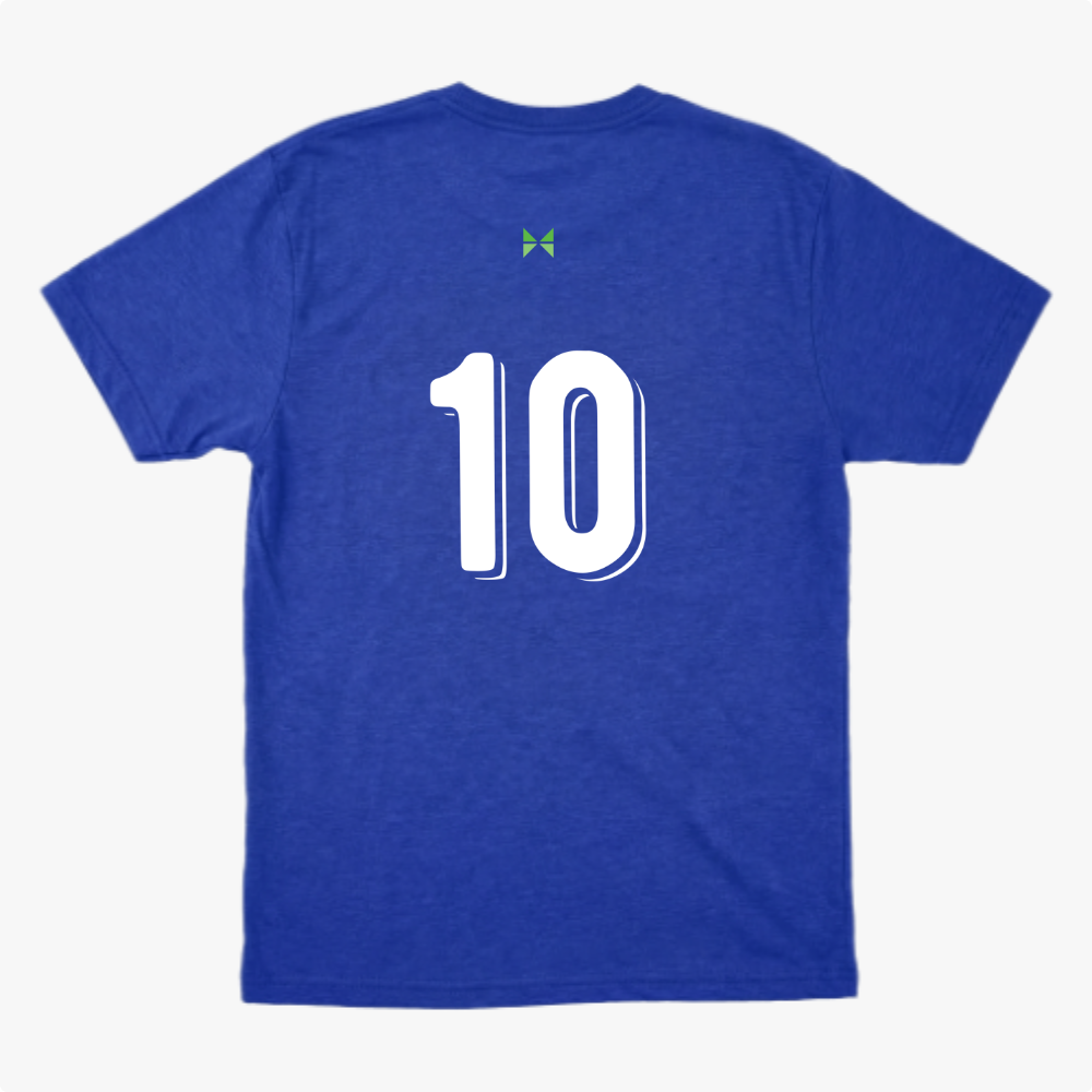 Camiseta com estampa frontal de escudo com taça de futebol e palavra "Brasil" e estampa traseira de número "10" em destaque abaixo de símbolo geométrico.