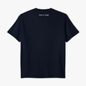 Camiseta com estampa frontal de linhas horizontais estilizadas atravessadas por uma forma circular e estampa traseira com texto pequeno "Moda de Unic" sob a gola.