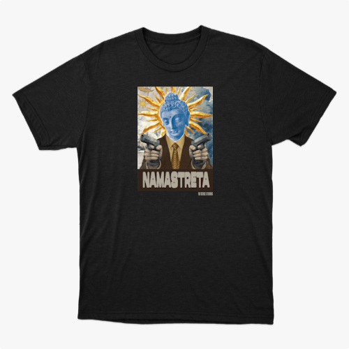 Camiseta com estampa frontal de figura com cabeça estilizada ao sol, vestindo terno e apontando, acompanhada do texto "NAMASTRETA".
