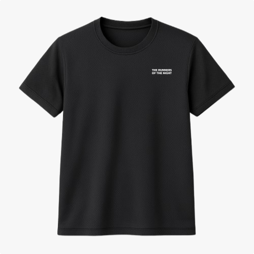 Camiseta com estampa frontal de "The Runners of the Night" em pequeno destaque e estampa traseira grandes letras de "The Runners of the Night" e "Rowker Club".