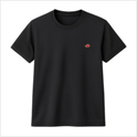 Camiseta com estampa frontal de pequeno símbolo de nuvem estilizada com contorno claro, localizado no lado superior esquerdo do peito.
