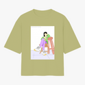 Camiseta com estampa frontal de uma figura feminina sentada de forma relaxada em uma cadeira, usando roupas casuais e tênis, sobre superfície quadrada.
