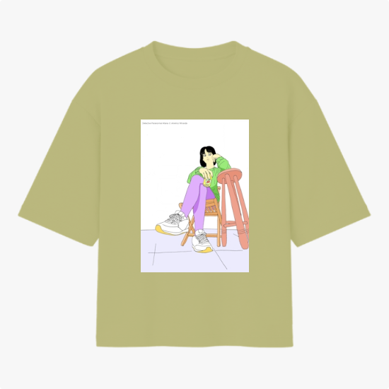Camiseta com estampa frontal de uma figura feminina sentada de forma relaxada em uma cadeira, usando roupas casuais e tênis, sobre superfície quadrada.