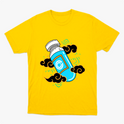 Camiseta com estampa frontal de frasco estilizado com logotipo centralizado, envolto por padrões de nuvens arrojadas e elementos geométricos vibrantes.