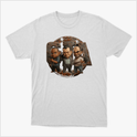 Camiseta com estampa frontal de três personagens estilizados em pose séria dentro de uma estrutura metálica envelhecida, com detalhes de ferrugem ao redor.