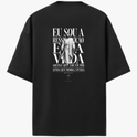 Camiseta com estampa traseira de uma figura central religiosa e frase que menciona ressurreição e vida, cercada por texto estilizado.