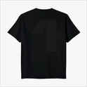 Camiseta com estampa frontal de número pequeno no peito e estampa traseira de número grande dominando o centro das costas, criando um efeito esportivo.