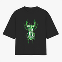 Camiseta com estampa frontal de um besouro estilizado com padrões geométricos, apresentando formas intricadas que realçam detalhes artísticos e simétricos.