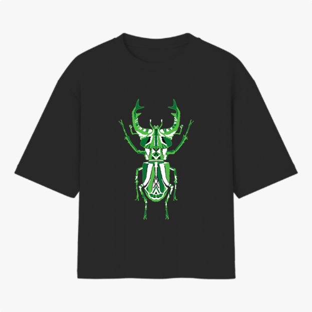 Camiseta com estampa frontal de um besouro estilizado com padrões geométricos, apresentando formas intricadas que realçam detalhes artísticos e simétricos.
