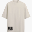 Camiseta com estampa frontal de um código de barras estilizado acompanhado de letras em um design moderno.