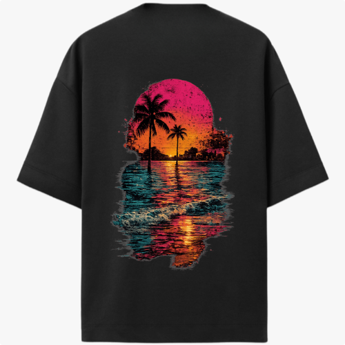 Camiseta com estampa frontal de símbolo minimalista circular com seta apontando para cima e estampa traseira de paisagem tropical com palmeiras e pôr do sol refletido no mar.