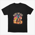 Camiseta com estampa frontal de um cavaleiro galopando em um cavalo, cercado por chamas e poeira, com a frase "Ride or Die" em destaque no topo.