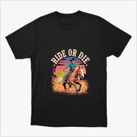 Camiseta com estampa frontal de um cavaleiro galopando em um cavalo, cercado por chamas e poeira, com a frase "Ride or Die" em destaque no topo.