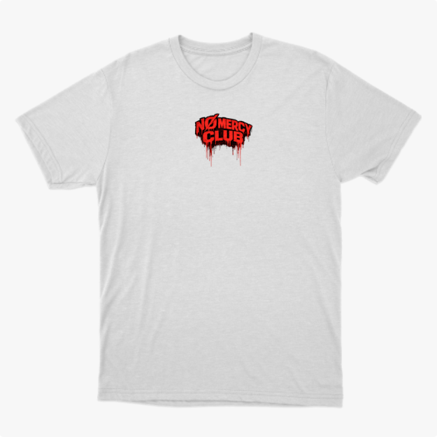 Camiseta com estampa frontal de "No Mercy Club" estilizado e estampa traseira de cobra com detalhes tribais e efeito gráfico de tinta escorrendo.