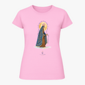 Camiseta com estampa frontal de figura religiosa adornada em manto detalhado, com halo dourado e texto elegante ao redor da imagem.