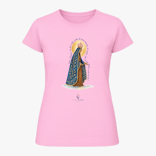 Camiseta com estampa frontal de figura religiosa adornada em manto detalhado, com halo dourado e texto elegante ao redor da imagem.