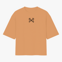 Camiseta com estampa frontal de duas chaves cruzadas detalhadas, e estampa traseira de uma mão levantada ao lado da frase "FIRMEZA! primeiro se firma, depois se caminha.".