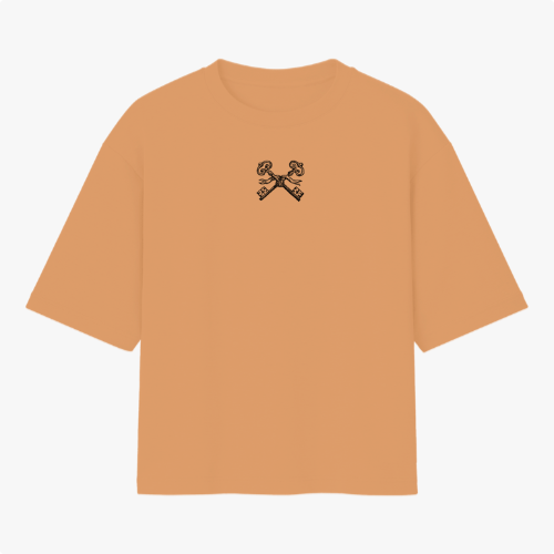 Camiseta com estampa frontal de duas chaves cruzadas detalhadas, e estampa traseira de uma mão levantada ao lado da frase "FIRMEZA! primeiro se firma, depois se caminha.".