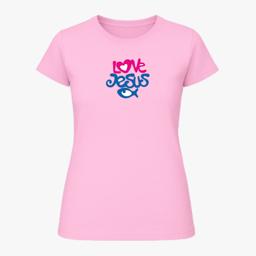 Camiseta com estampa frontal de texto estilizado "Love Jesus" em duas linhas, com um coração integrado no "Love" e um peixe abaixo de "Jesus".