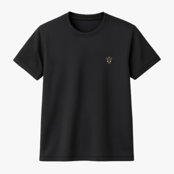 Camiseta com estampa frontal de um pequeno símbolo abstrato de chifre dourado, localizado no peito, com design minimalista e elegante.