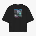Camiseta com estampa frontal de lettering artístico moderno e estampa traseira de busto clássico com sobreposição de texto "democracy".