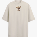 Camiseta com estampa frontal de lâmpada mágica detalhada e estampa traseira de a mesma lâmpada cercada por palavras em escrita cursiva elegante.
