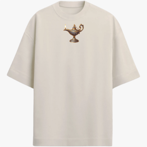 Camiseta com estampa frontal de lâmpada mágica detalhada e estampa traseira de a mesma lâmpada cercada por palavras em escrita cursiva elegante.