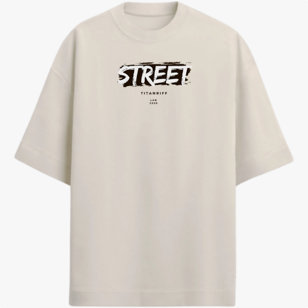 Camiseta com estampa frontal de texto estilizado "STREET" seguido por "TITANRIFF LAB 2026" com design moderno e tipografia impactante.