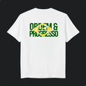 Camiseta com estampa frontal de "ORDEM E PROGRESSO" dentro de um retângulo e símbolo central, e estampa traseira com a mesma frase sobre bandeira estilizada.
