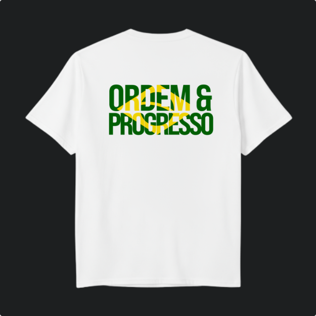 Camiseta com estampa frontal de "ORDEM E PROGRESSO" dentro de um retângulo e símbolo central, e estampa traseira com a mesma frase sobre bandeira estilizada.