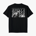 Camiseta com estampa frontal de "RIVALS" em letras pequenas e estampa traseira de duas pessoas, texto motivacional e repetição grande da palavra "RIVALS".
