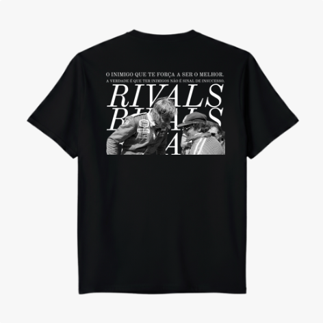Camiseta com estampa frontal de "RIVALS" em letras pequenas e estampa traseira de duas pessoas, texto motivacional e repetição grande da palavra "RIVALS".