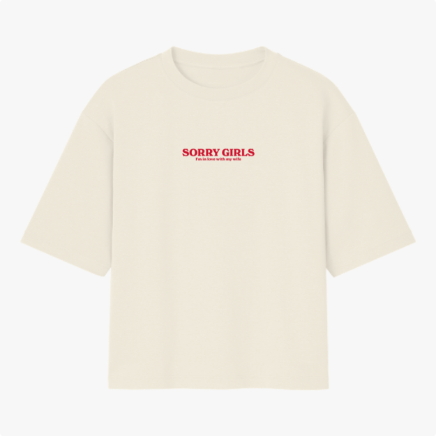 Camiseta com estampa frontal de texto em destaque com a frase "SORRY GIRLS I'm in love with my wife", unido uma mensagem direta e divertida.
