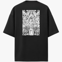 Moletom com estampa traseira de figura central musculosa cercada por criaturas fantásticas e detalhes intricados em design monocromático.
