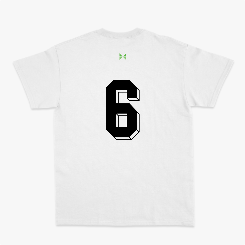 Camiseta com estampa frontal de escudo com a sigla "CBF" e estampa traseira de número grande "6" em estilo tridimensional.