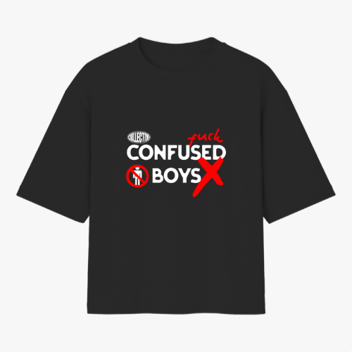 Camiseta com estampa frontal de texto estilizado "confused boys" com um símbolo de proibido e a palavra "fuck" cruzada por um grande X vermelho.