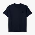 Camiseta com estampa frontal de pequeno logotipo estilizado no peito e estampa traseira de personagem com chapéu de palha, texto “Camisa 10” e detalhes gráficos.