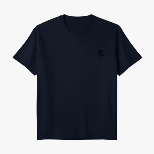 Camiseta com estampa frontal de pequeno logotipo estilizado no peito e estampa traseira de personagem com chapéu de palha, texto “Camisa 10” e detalhes gráficos.