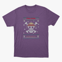 Camiseta com estampa frontal de caveira estilizada com chapéu, ossos cruzados, flocos de neve, pequenos crânios e a frase "Feliz Natal" acima.